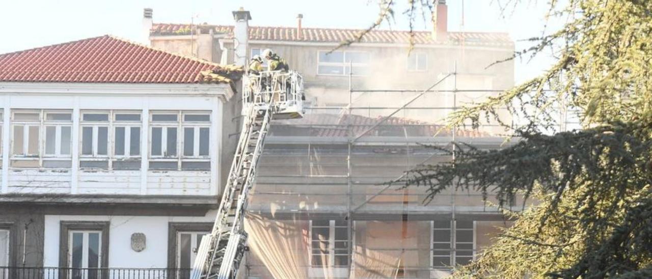 Bomberos trabajan en el edificio, el pasado domingo. | // CARLOS PARDELLAS