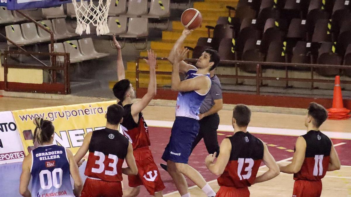 El obradoirista Miguel López lanza a canasta en el partido contra el Basket León. |  // LEONOTICIAS