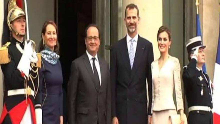 Los Reyes reciben todos los honores en su primera visita a Francia