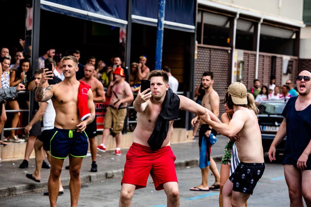 El pase de Inglaterra a semifinales del Mundial de Rusia provoca la euforia de los hinchas ingleses que han tenido que ser desalojados de los locales.