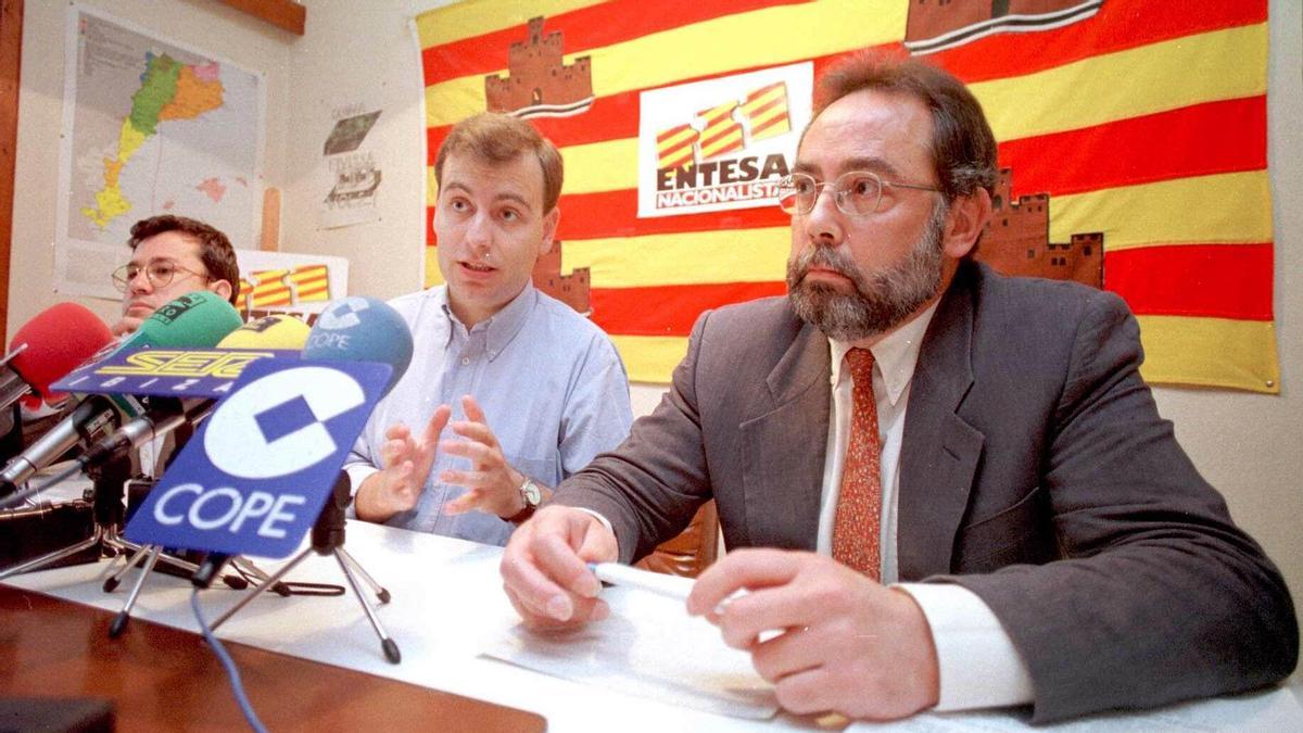 Guillem Puget, a la dreta de la foto, el 1999, durant la presentació d'Entesa Nacionalista a les eleccions europees.