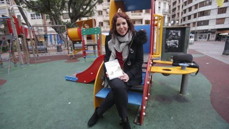 La joven psicopedagoga Pilar Sanz muestra el libro que ha autopublicado.