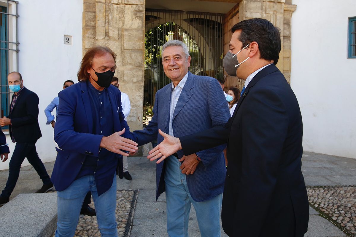 Pepe Escalante y Perico Campos junto a las autoridades en la presentación de las equipaciones de la temporada 2021-22