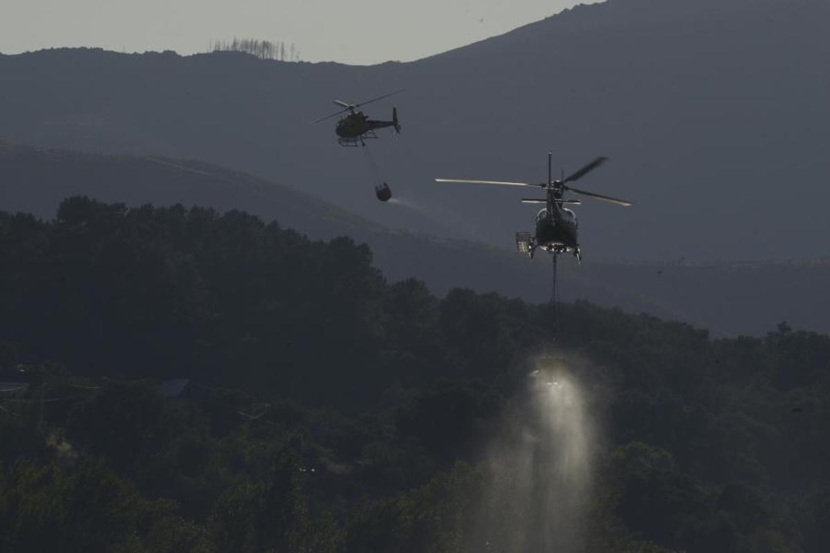 Helicópteros trabajando en la extinción del incendio de Ribas de Sil, en Lugo.