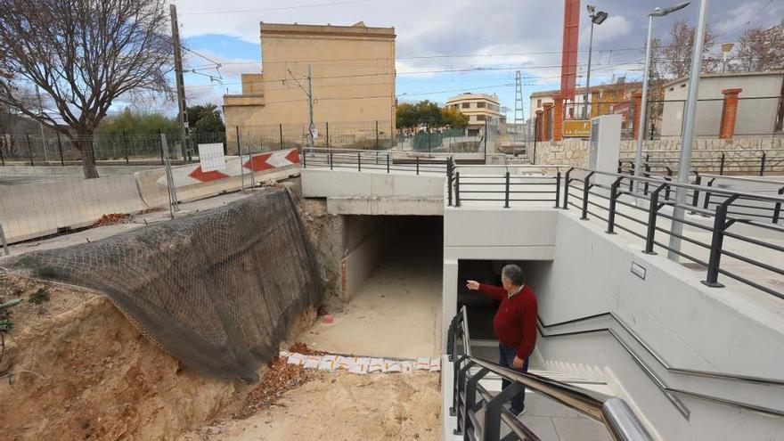 Un vecino señala el tramo donde se ejecutará el paso subterráneo para vehículos.