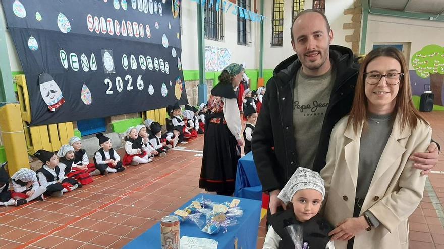 VÍDEO: Pola de Siero ya celebra los Güevos Pintos en las aulas, con un mercadillo solidario en el Peña Careses