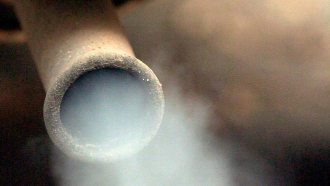 Salida de humo por el tubo de escape de un coche en Colonia, Alemania.
