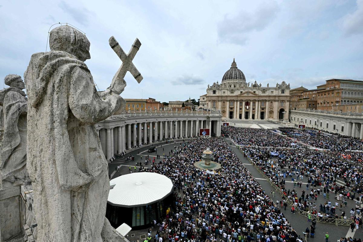 El papa León XIV reza su primer Regina Caeli en la Basílica de San Pedro