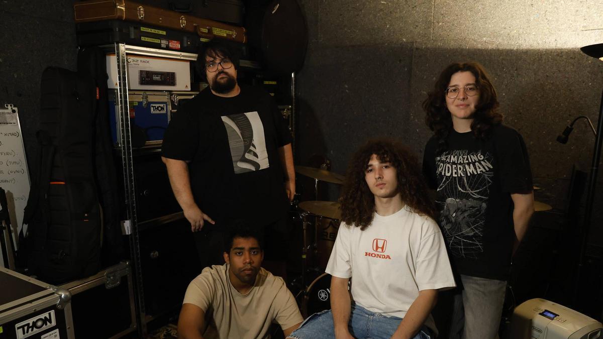 "Dinosaurio Meteorio", en su local de ensayo en Tremañes