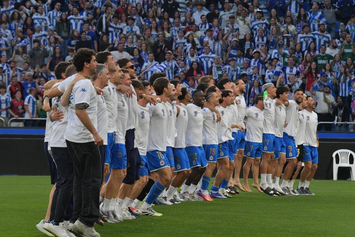 Así fue la invasión de aficionados en el campo en la celebración tras el partido en Riazor