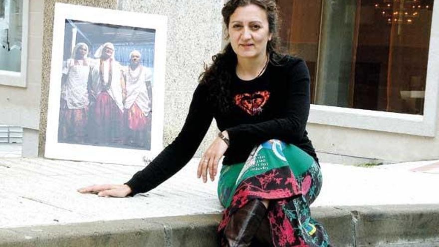 Olga García, con una de las fotografías que forman parte de la exposición.
