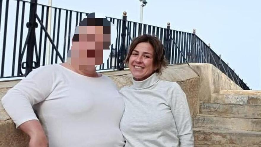 Foto: Patricia, asesinada por su pareja tras una discusión, junto a una de sus hermanas | Vídeo: minuto de silencio en Callosa