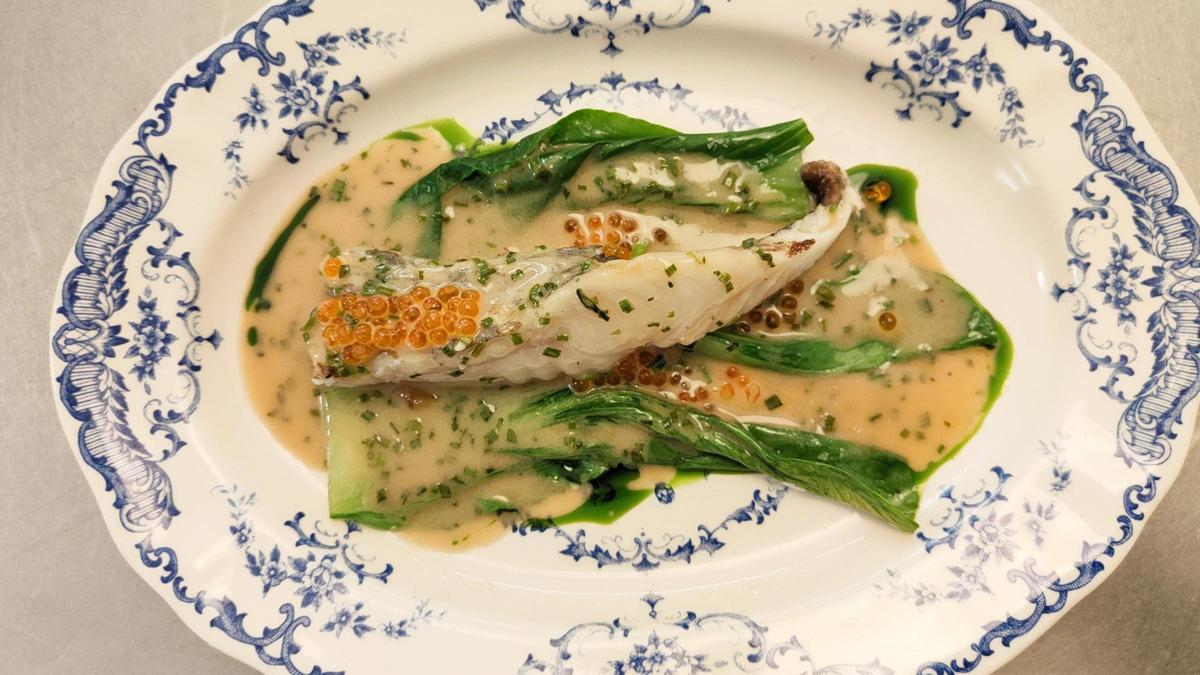 El rape de Mesa Lobo con 'beurre blanc', 'pak choy' y huevas de trucha.