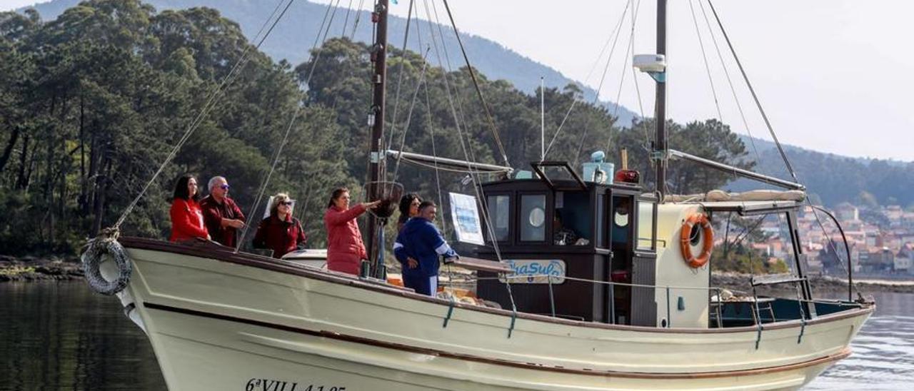 La conselleira a bordo del &quot;Chalsua&quot;