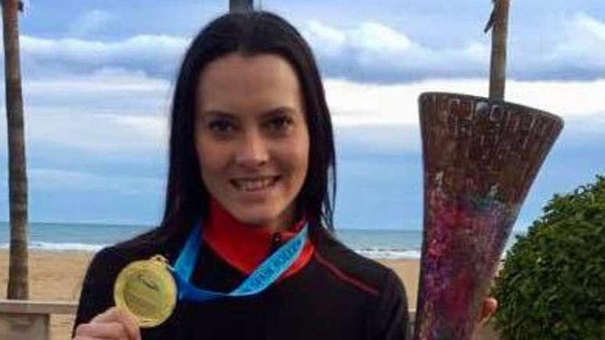 Sheila Posada posa con el trofeo y la medalla de vencedora.