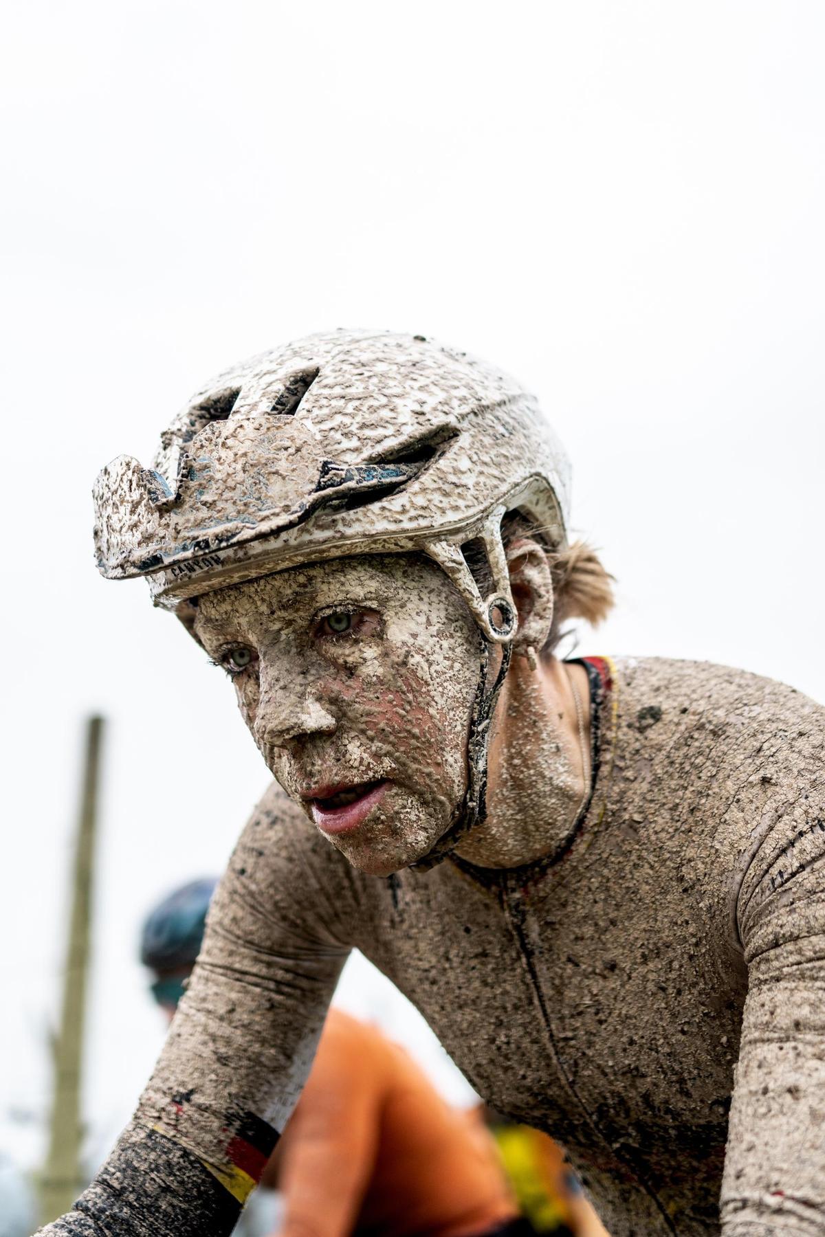 Una rider, cubierta de barro, en The Hills