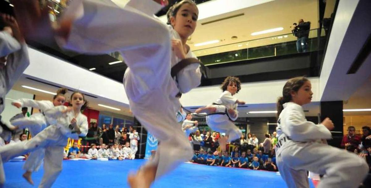 El Club Olimpic lució a lo grande en el Centro Comercial Arousa