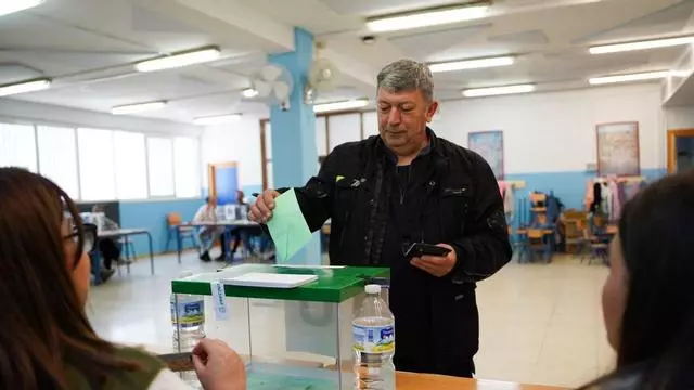 Vídeo | Andalucía vive hoy una nueva jornada electoral y los colegios han comenzado a recibir votantes desde primera hora de la mañana