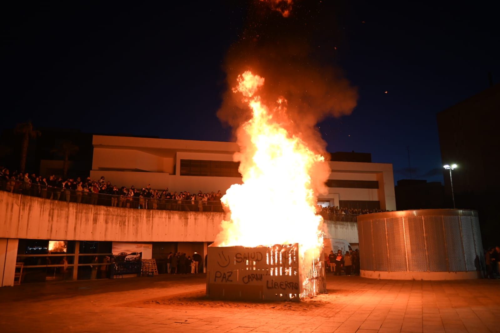 GALERÍA | Las Candelas de Santa Marina preludian el Carnaval de Badajoz