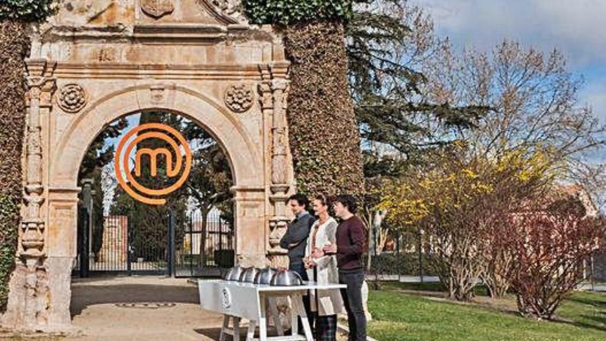 Los tres cocineros del concurso MasterChef, en los jardines del Castillo de Zamora.