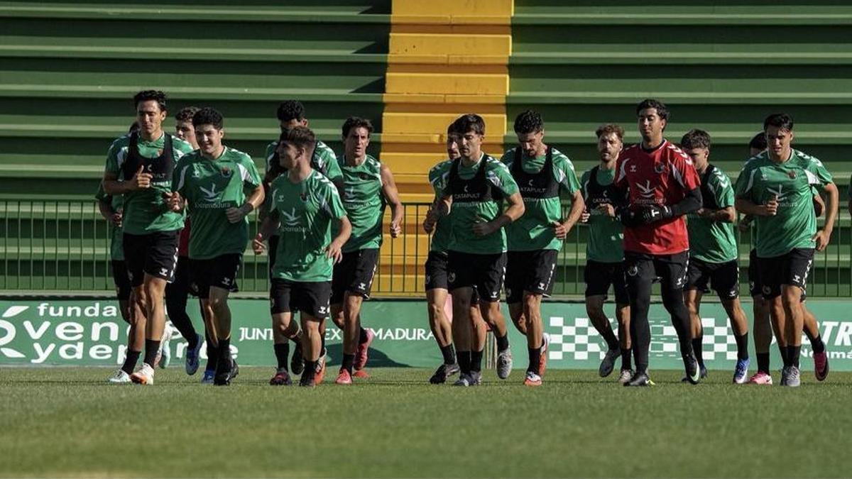 Jugadores del Cacereño durante un entrenamiento de pretemporada.