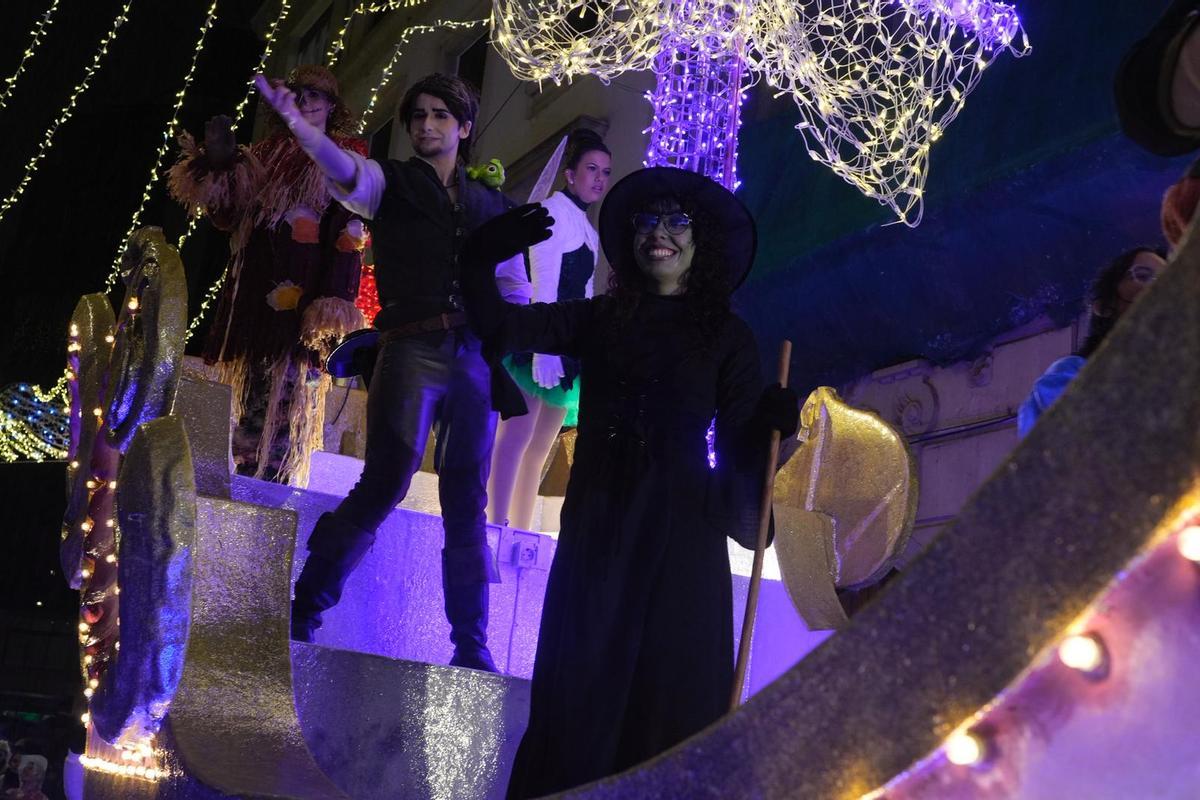 Papá Noel y la Cabalgaza desafían a la lluvia y vuelve a llenar las calles de Zamora