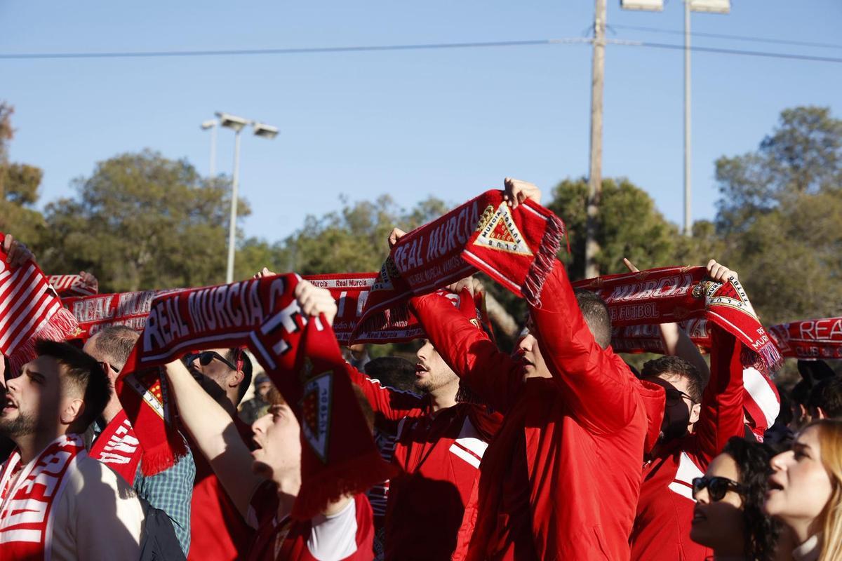 Aficionados del Real Murcia antes de entrar al estadio