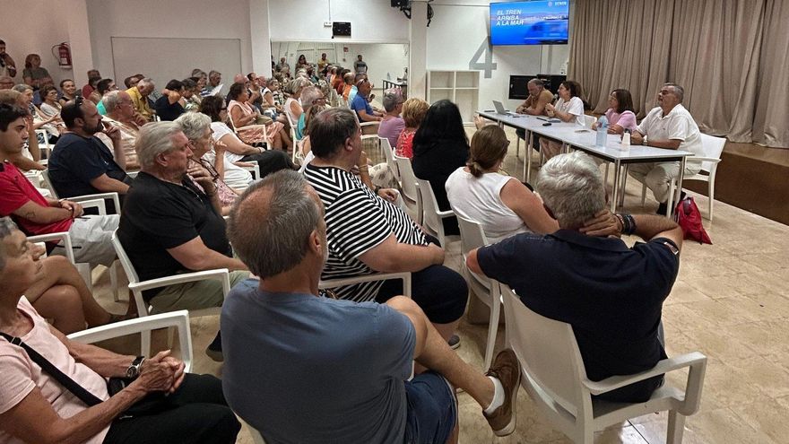 VÍDEO | Tensión en la reunión informativa del tren sa Pobla-Alcúdia
