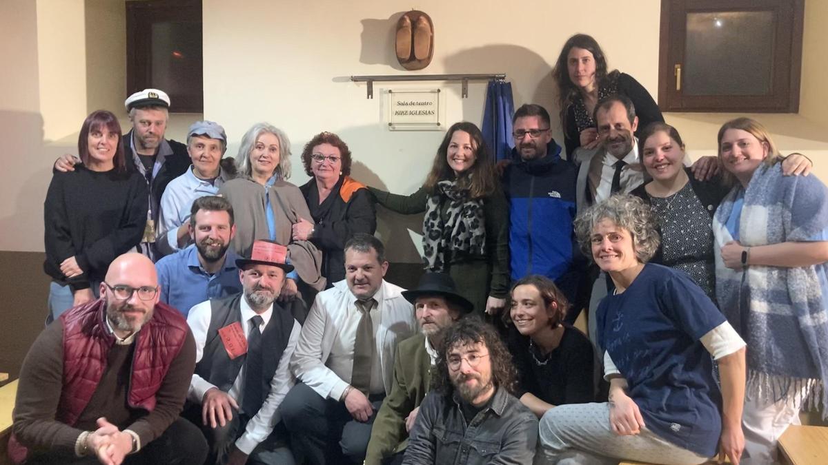 Compañeros de Lumieira junto a la familia de Kike Iglesias y el alcalde de Santalla, Francisco López, tras descubrir la placa conmemorativa