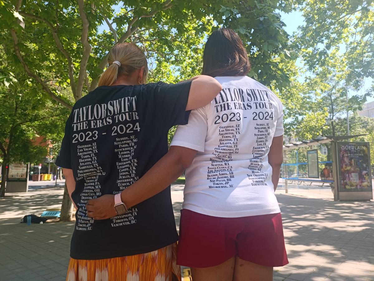 Judith (izquierda) y Mai (derecha) posan con dos camisetas de Taylor Swift recién compradas en la tienda de merchandising del Bernabéu.