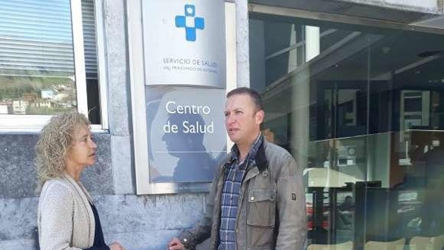 Juan Sutil y Marisa Freije, ayer, en el centro de salud de Moreda.