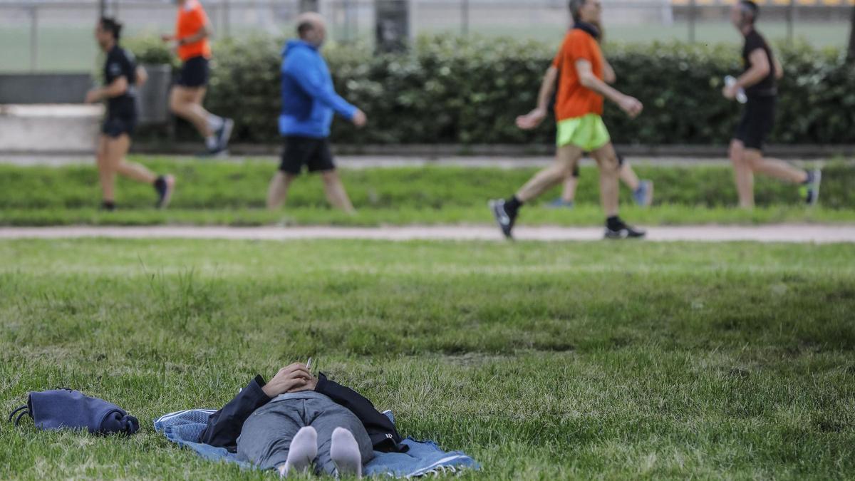 Sanidad establece el uso obligatorio de mascarilla para hacer deporte en horario de 10.00 a 19 horas