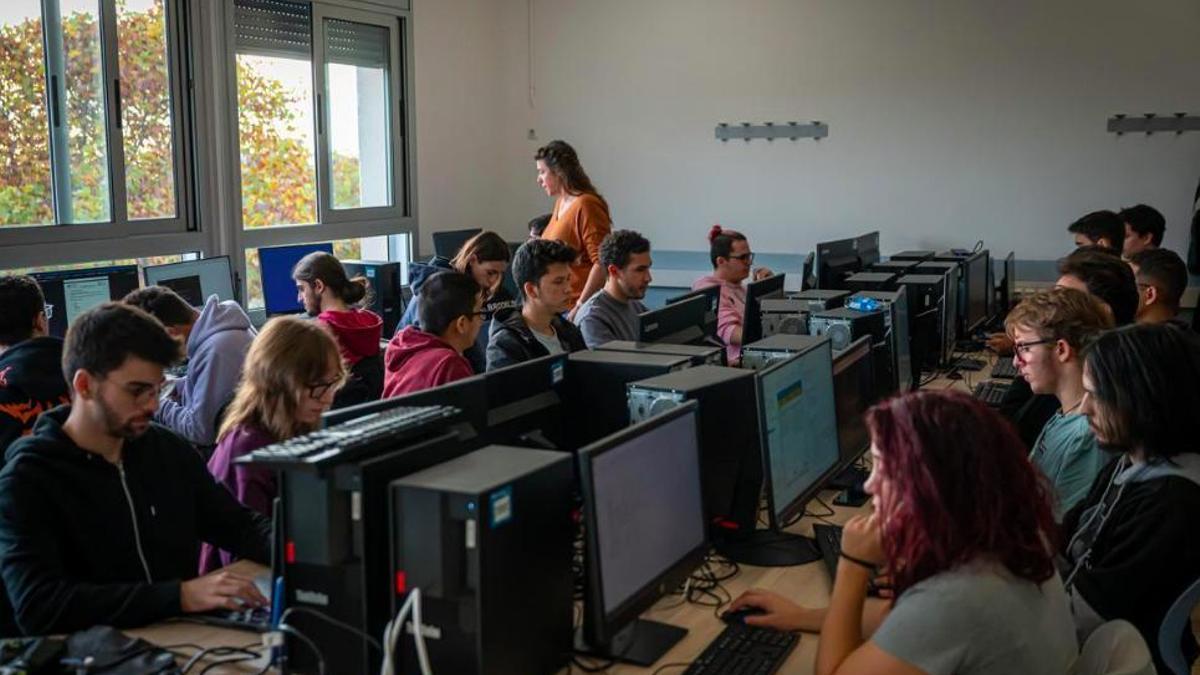 Aula (llena) del Institut Tecnològic de Barcelona (ITB), centro referente en FP en Catalunya.