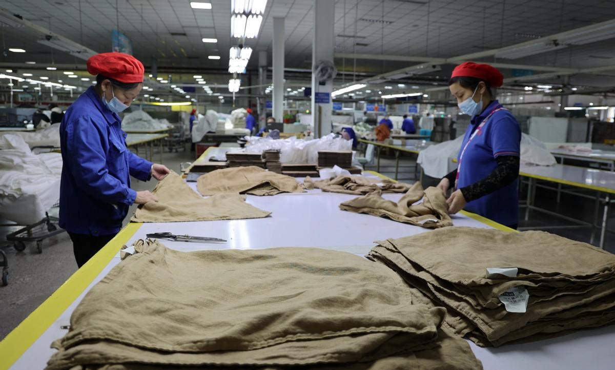 Dos trabajadoras en una fábrica textil de China.