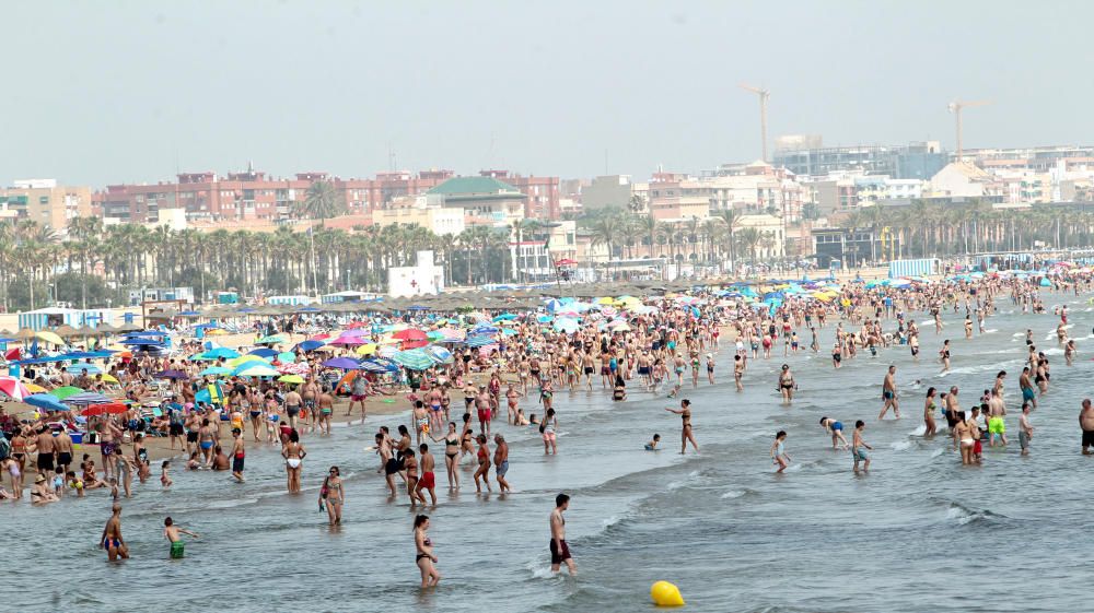 La playa del Cabanyal reabre tras su cierre por vertidos fecales