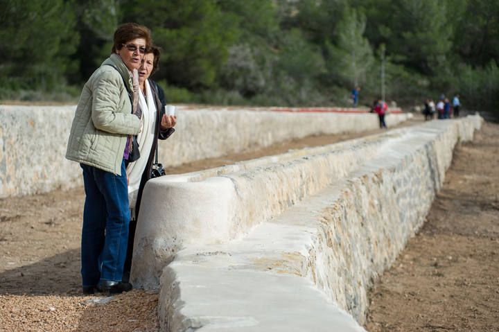 Decenas de personas asisten a la 'ballada' con la que se inaugura la restauración de este pozo del siglo XVIII ubicado en ses Salines