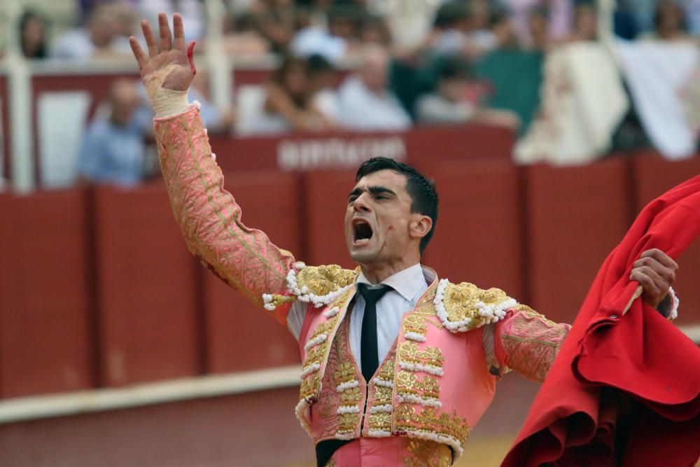 Las imágenes de la tercera corrida de abono de la feria taurina de Málaga en La Malagueta.