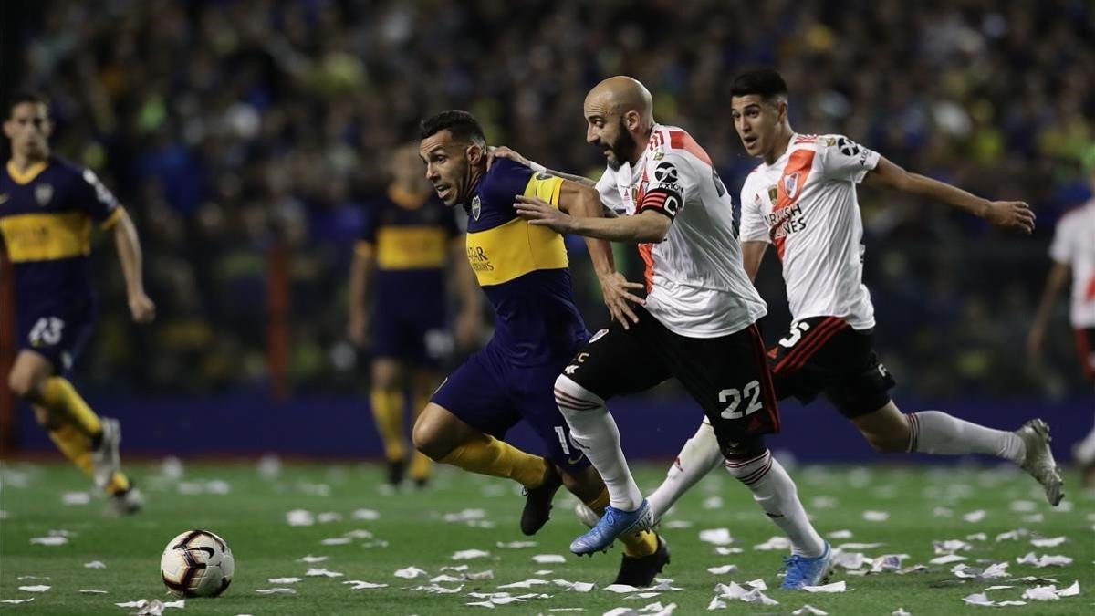 Carlos Tévez y Javier Pinola en el último Boca - RIver