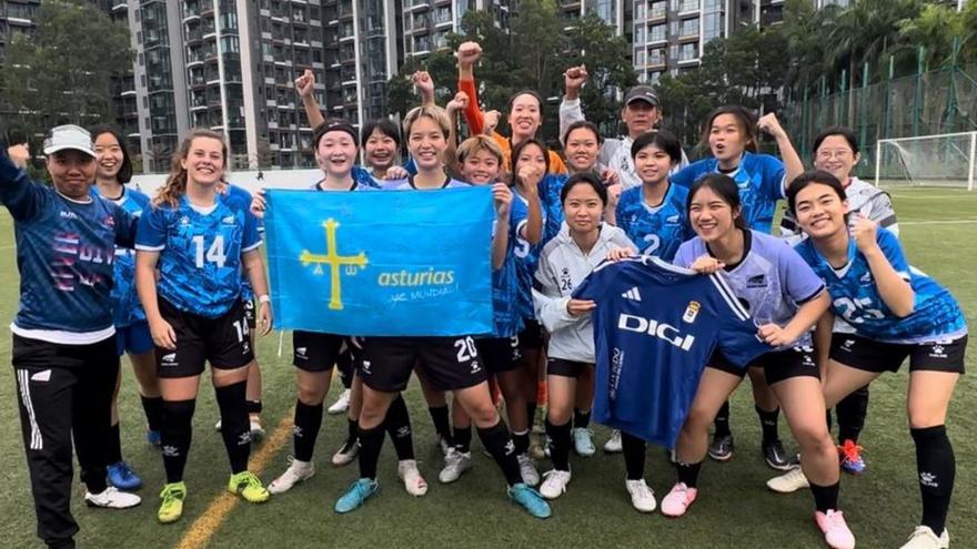 Arriba, Laura Díaz (con el número catorce) junto su equipo en Hong Kong. En el detalle, la oviedista siguiendo un partido del Oviedo. | LNE