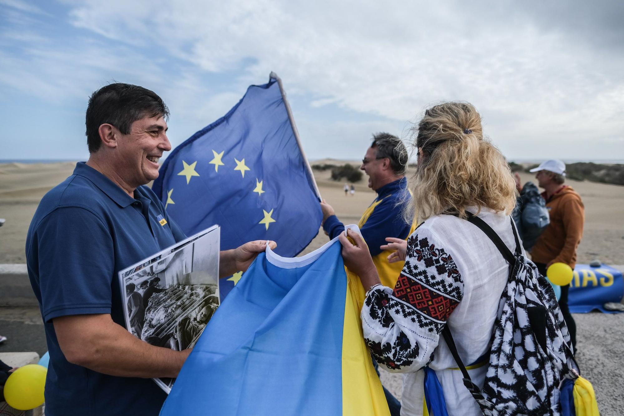 Manifestación de ucranianos en el mirador de las Dunas de Maspalomas