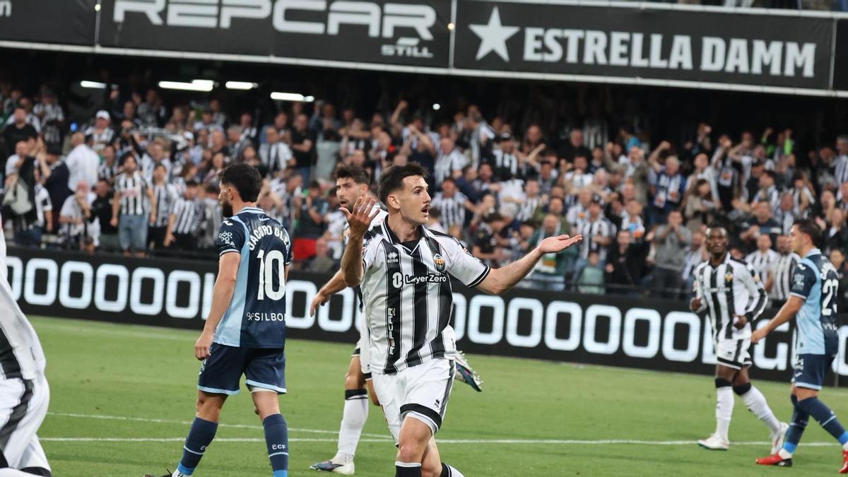 Sienra celebra un gol en el SkyFi Castalia
