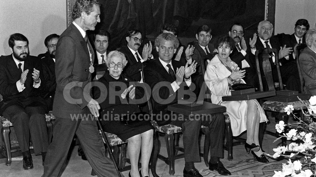Antonio Gala recibe la Medalla de Andalucía (1985).