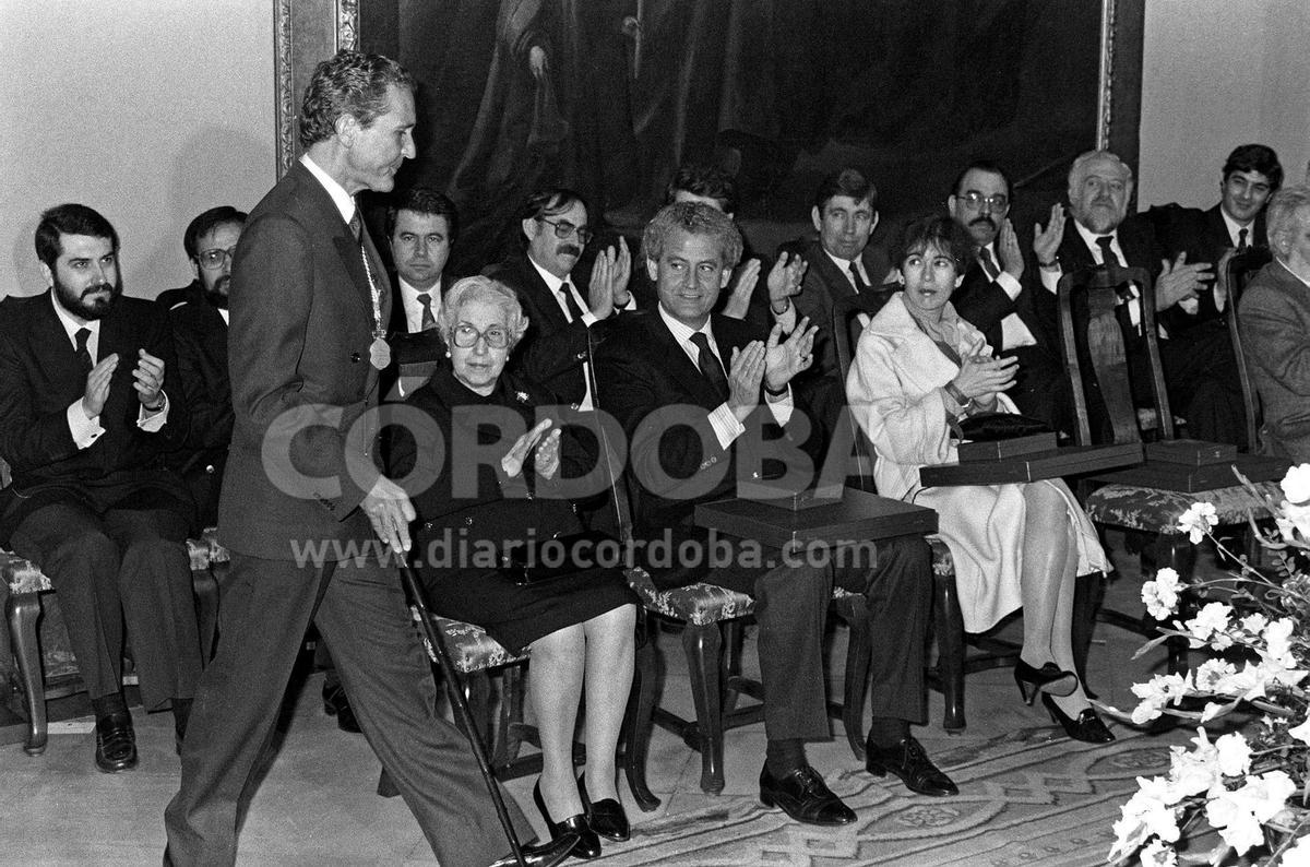 Antonio Gala recibe la Medalla de Andalucía (1985).