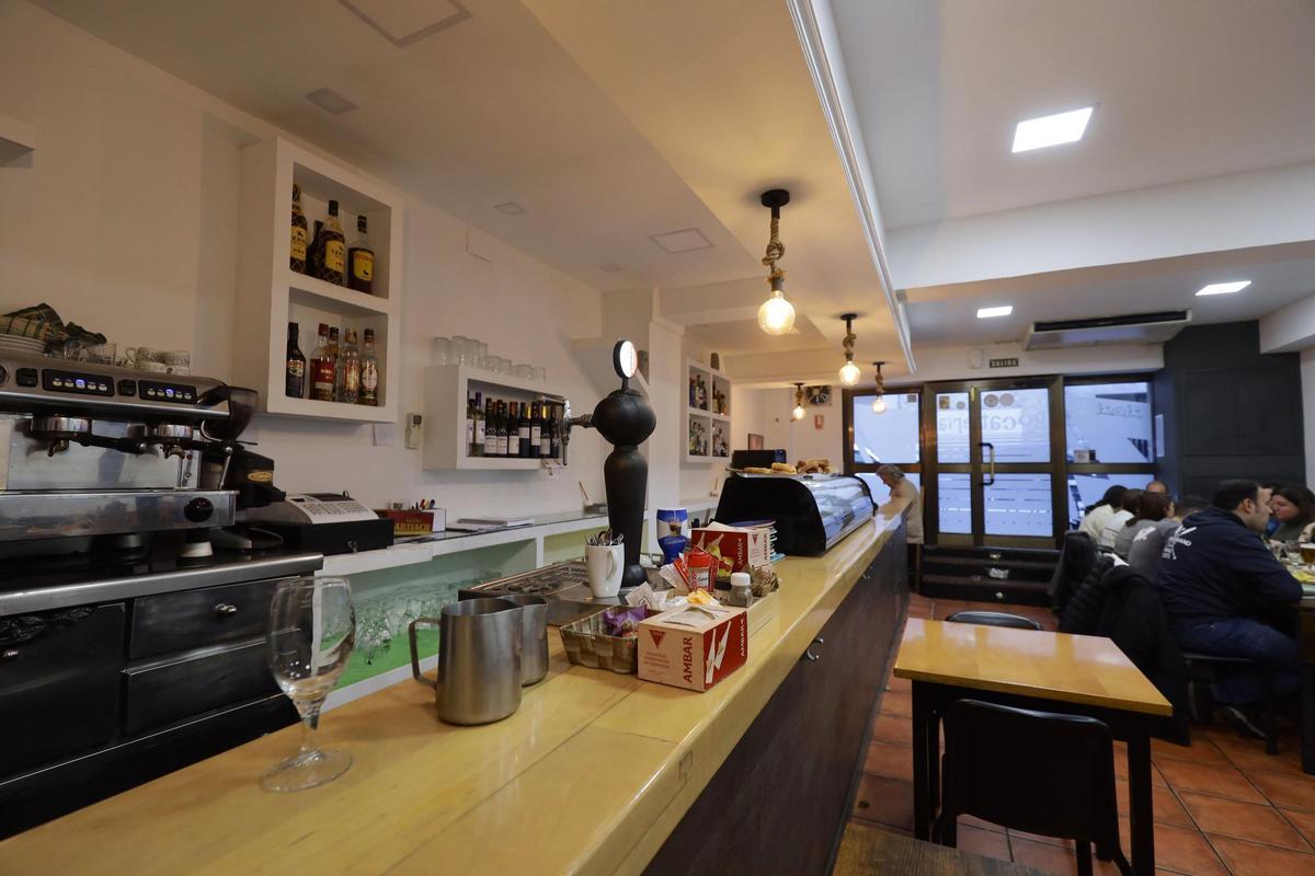 En imágenes | El pequeño bar de San José que triunfa gracias a sus cachopos y hamburguesas
