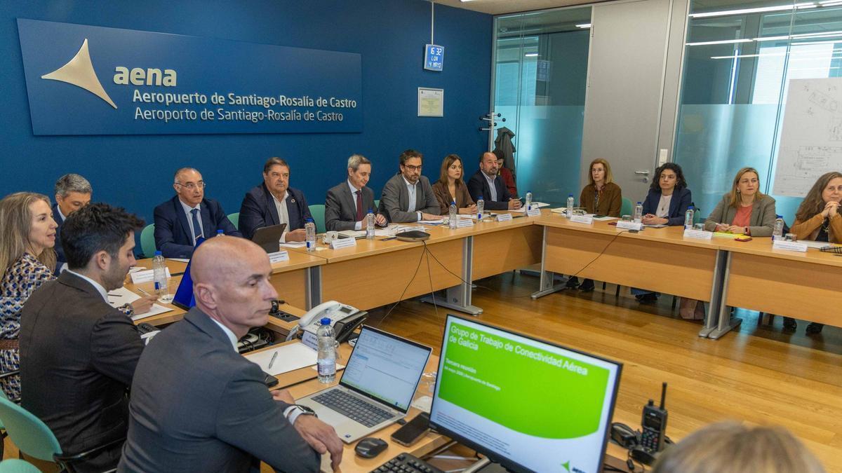 Asistentes a la reunión del Grupo de Trabajo de Conectividad Aérea, este lunes en Santiago
