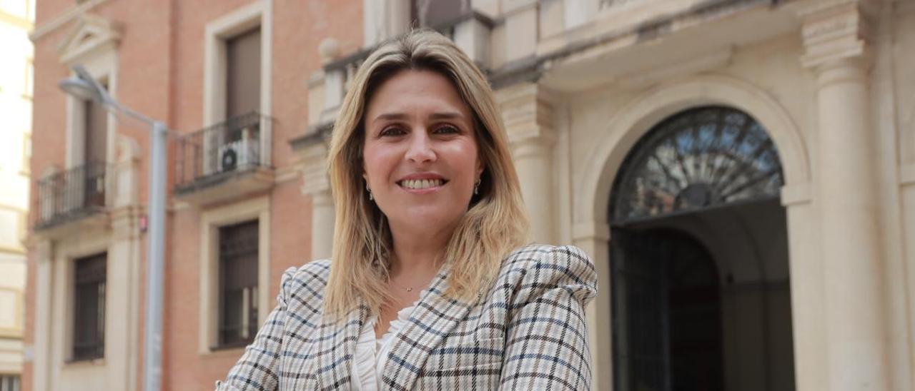 La presidenta del Partido Popular de Castellón y diputada provincial, Marta Barrachina, frente al palacio de Las Aulas.