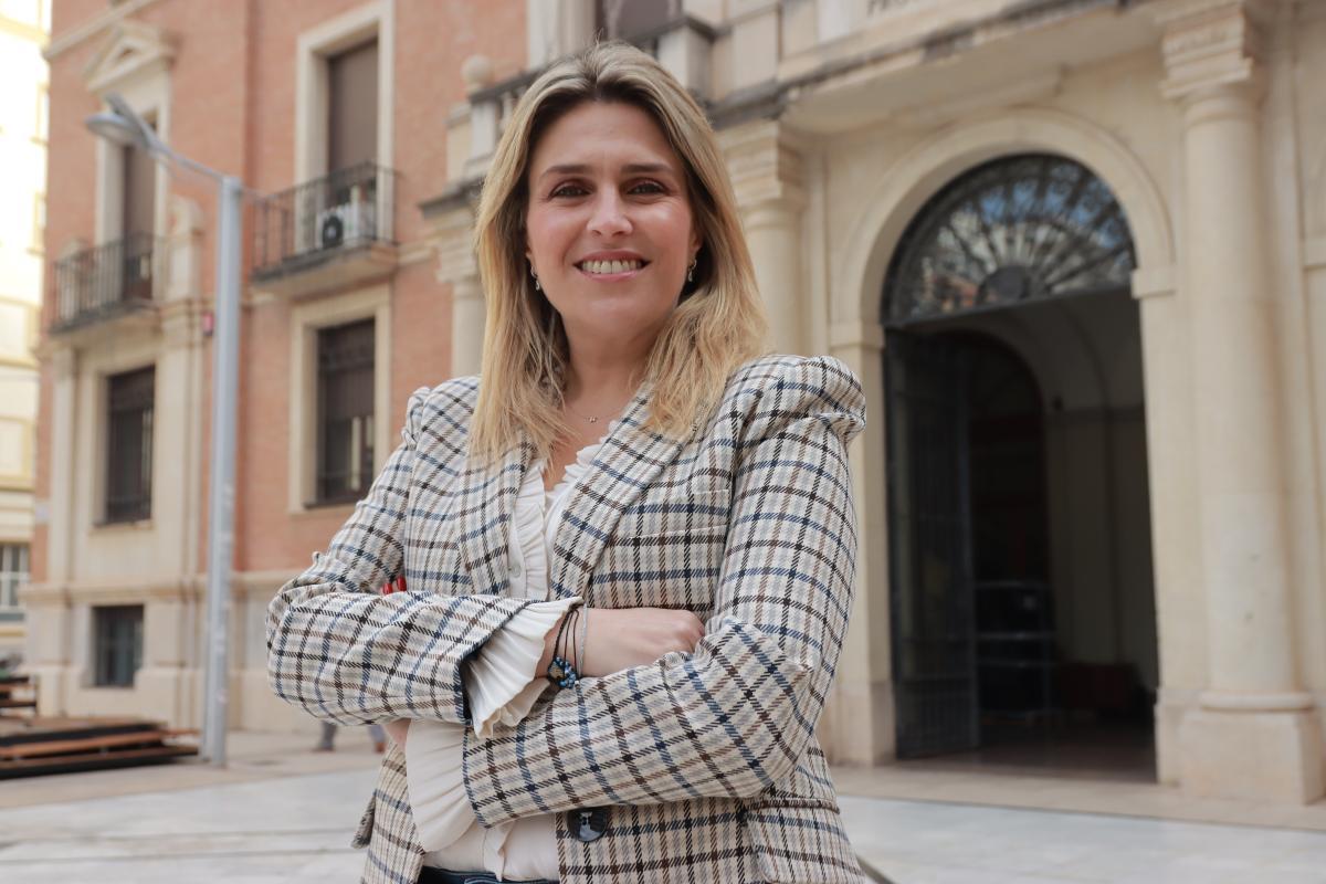 La presidenta del Partido Popular de Castellón y diputada provincial, Marta Barrachina, frente al palacio de Las Aulas.