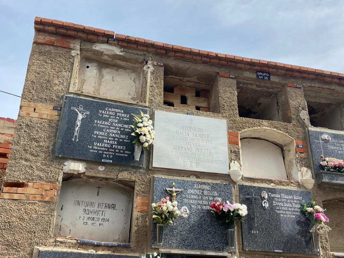 Grietas y nichos en mal estado en el cementerio de Alicante.