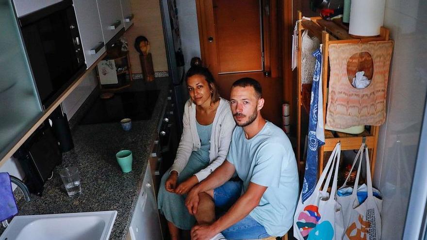 Ángela Carmona y Lucas Aráez en su piso de 39 metros cuadrados.