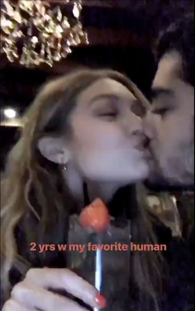 Gigi Hadid y Zayn Malik se dan un beso de aniversario